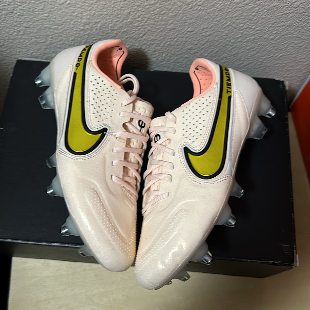 Nike Tiempo Legend 9 Elite SG Pro
'Lucent Pack' soccer cleats